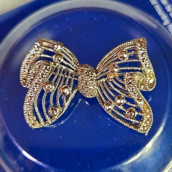 Elegant Silver Tone Bow Brooch - Picture 1 of 14